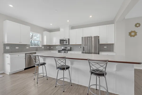 $3,750 | 780 Weller Drive, Des Plaines, IL 60016