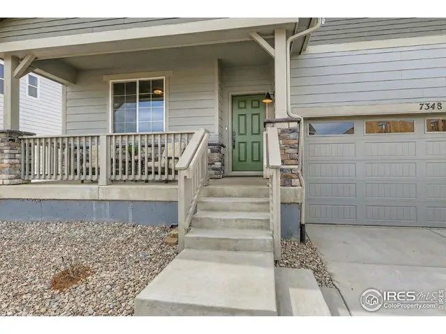 a view of entryway with a front door