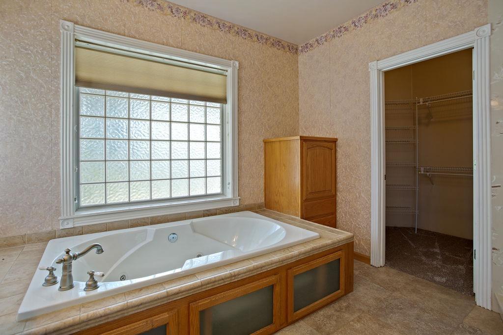 914 Ridgeview Drive Eagle Point, OR 97524 - Photo 27 of 34 a bathroom with a tub sink and a window