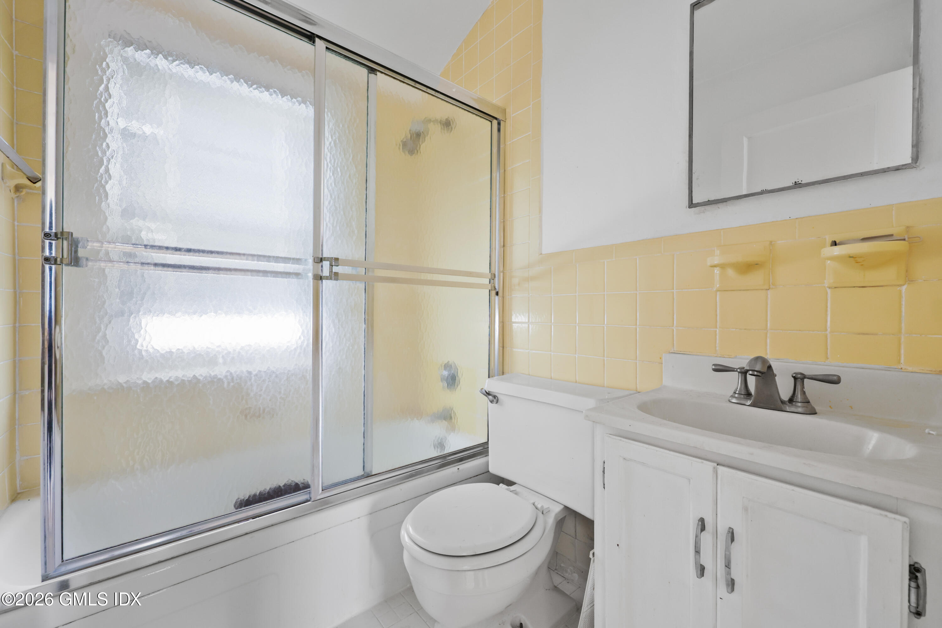 23 Thorn Hill Road Riverside, CT 06878 - Photo 16 of 26 2nd floor apartment full bathroom