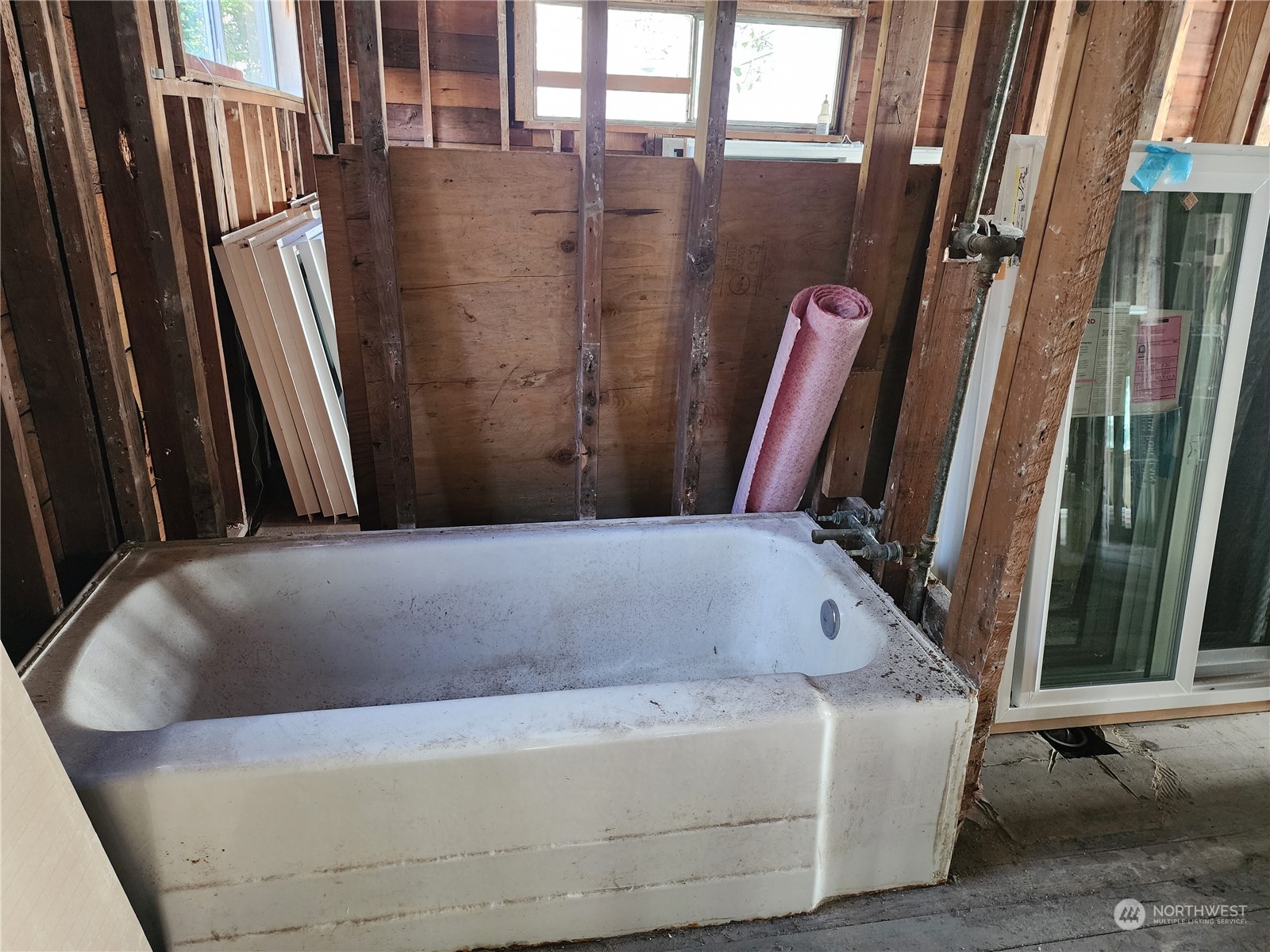 2325 Wheaton Way Bremerton, WA 98310 - Photo 31 of 34 a bath tub sitting in a bathroom