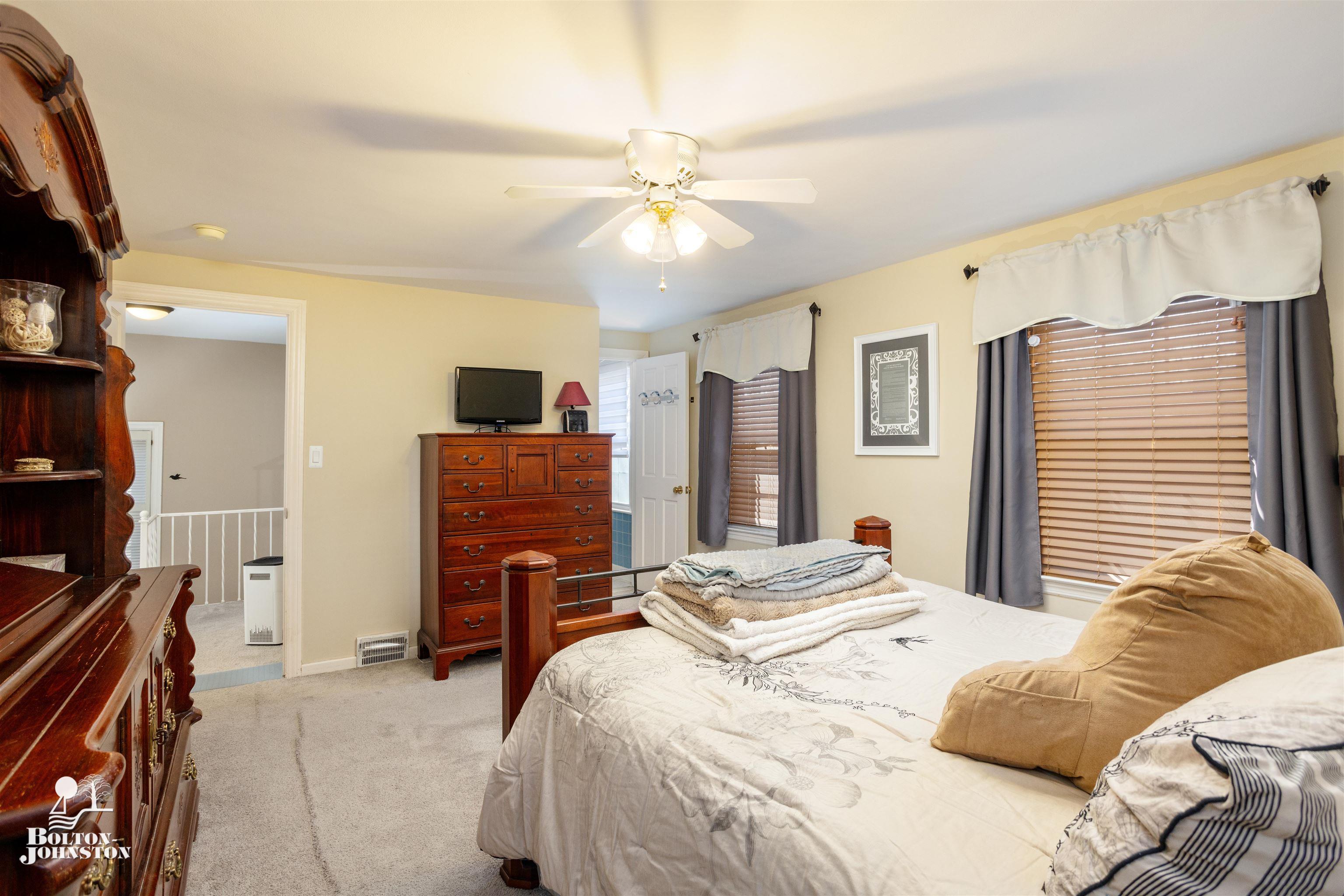 454 Fisher Road Grosse Pointe, MI 48230 - Photo 24 of 41 50135331-6c5f36a3-024a-4f5d-bab0-fd76cc20dfe8.JPG