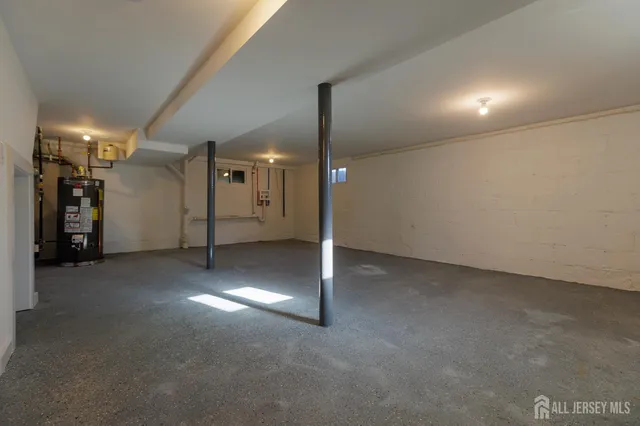 a view of a big room with closet and windows