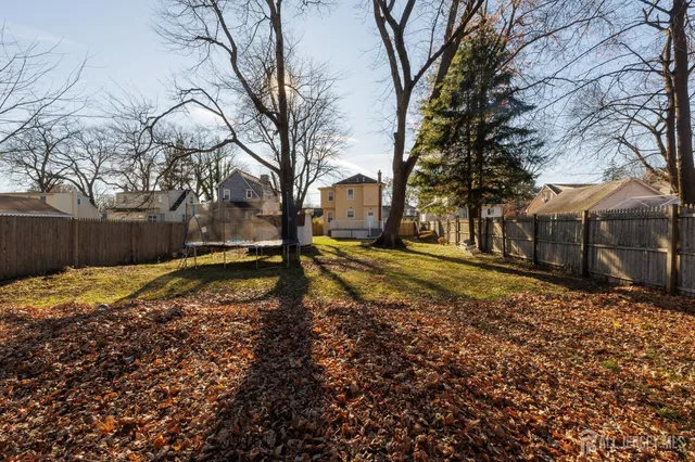 a view of a yard with a house