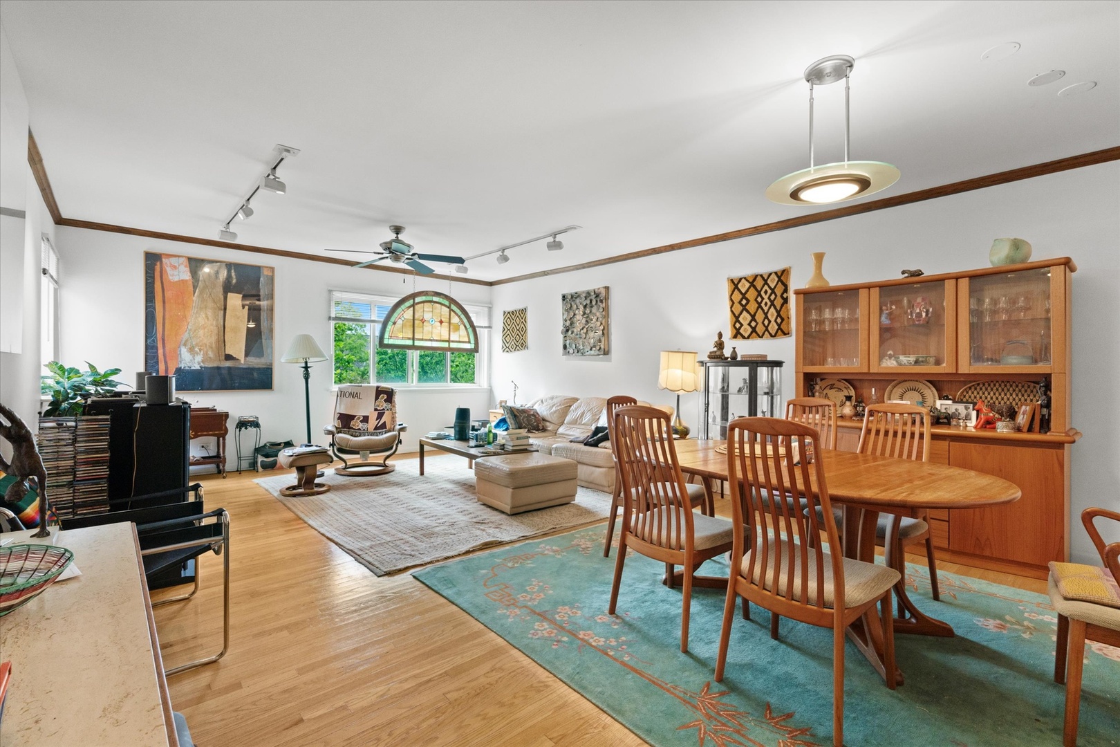 835 Ridge Avenue, Unit 507 Evanston, IL 60202 - Photo 5 of 23 a living room with furniture a rug and a chandelier