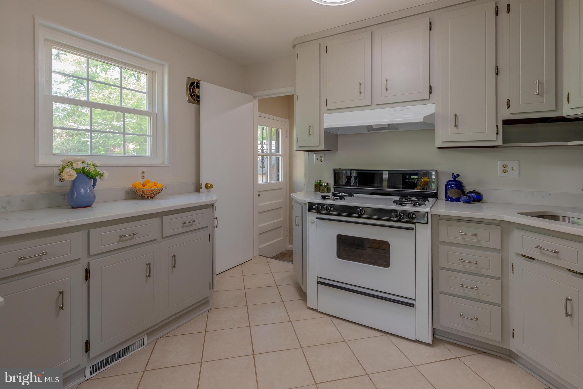 10801 Breewood Road Silver Spring, MD 20901 - Photo 9 of 30 Kitchen