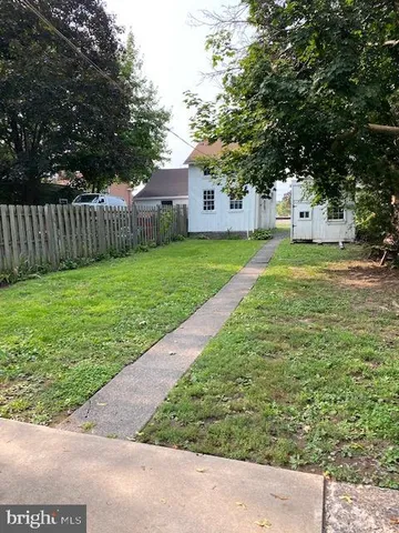 a view of a back yard