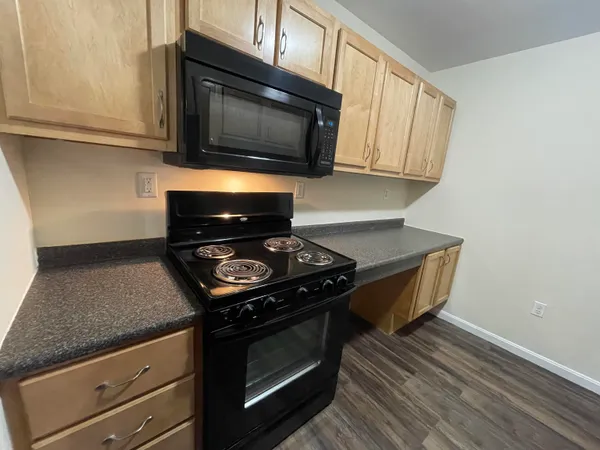 $1,950 | 20 Sentinel Court, Unit 107, Manchester, NH 03103