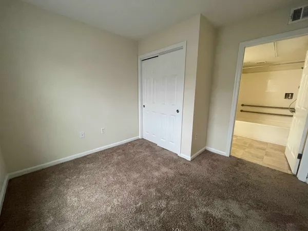 $1,950 | 20 Sentinel Court, Unit 107, Manchester, NH 03103