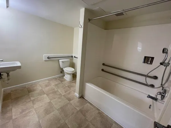$1,950 | 20 Sentinel Court, Unit 107, Manchester, NH 03103