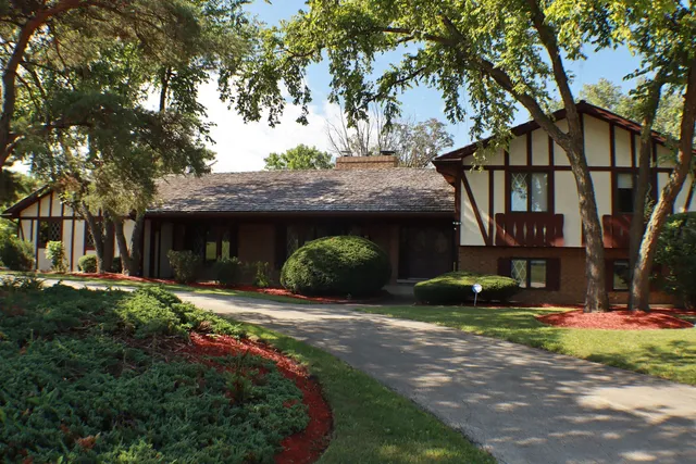 a view of a house with a yard