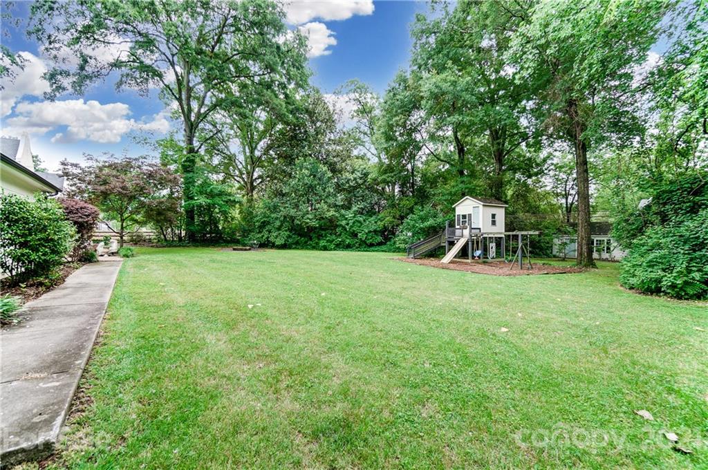 2610 Providence Road Charlotte, NC 28211 - Photo 34 of 37 a view of a backyard with a garden