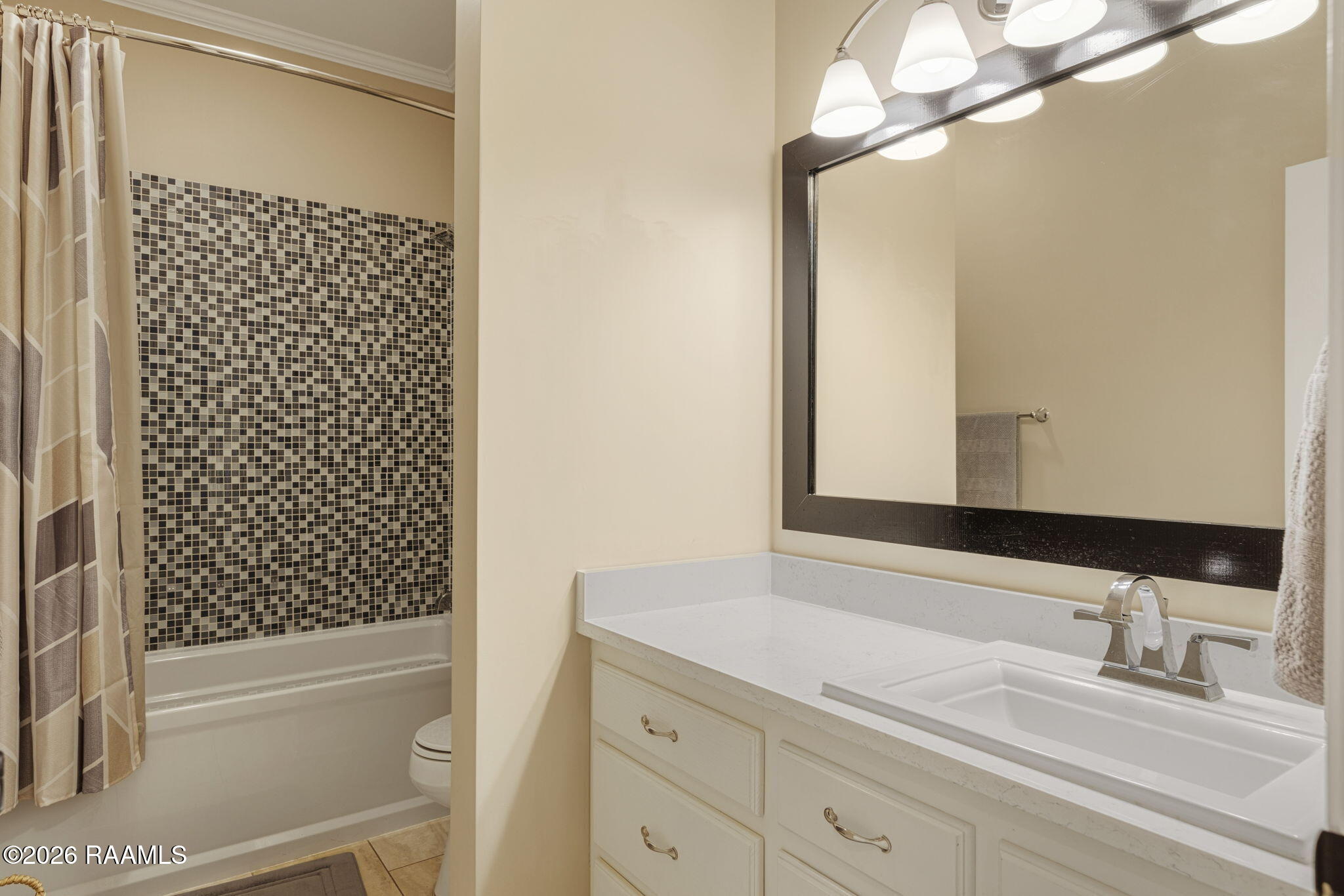 6891 Enis Road Maurice, LA 70555 - Photo 25 of 40 Hall Bathroom