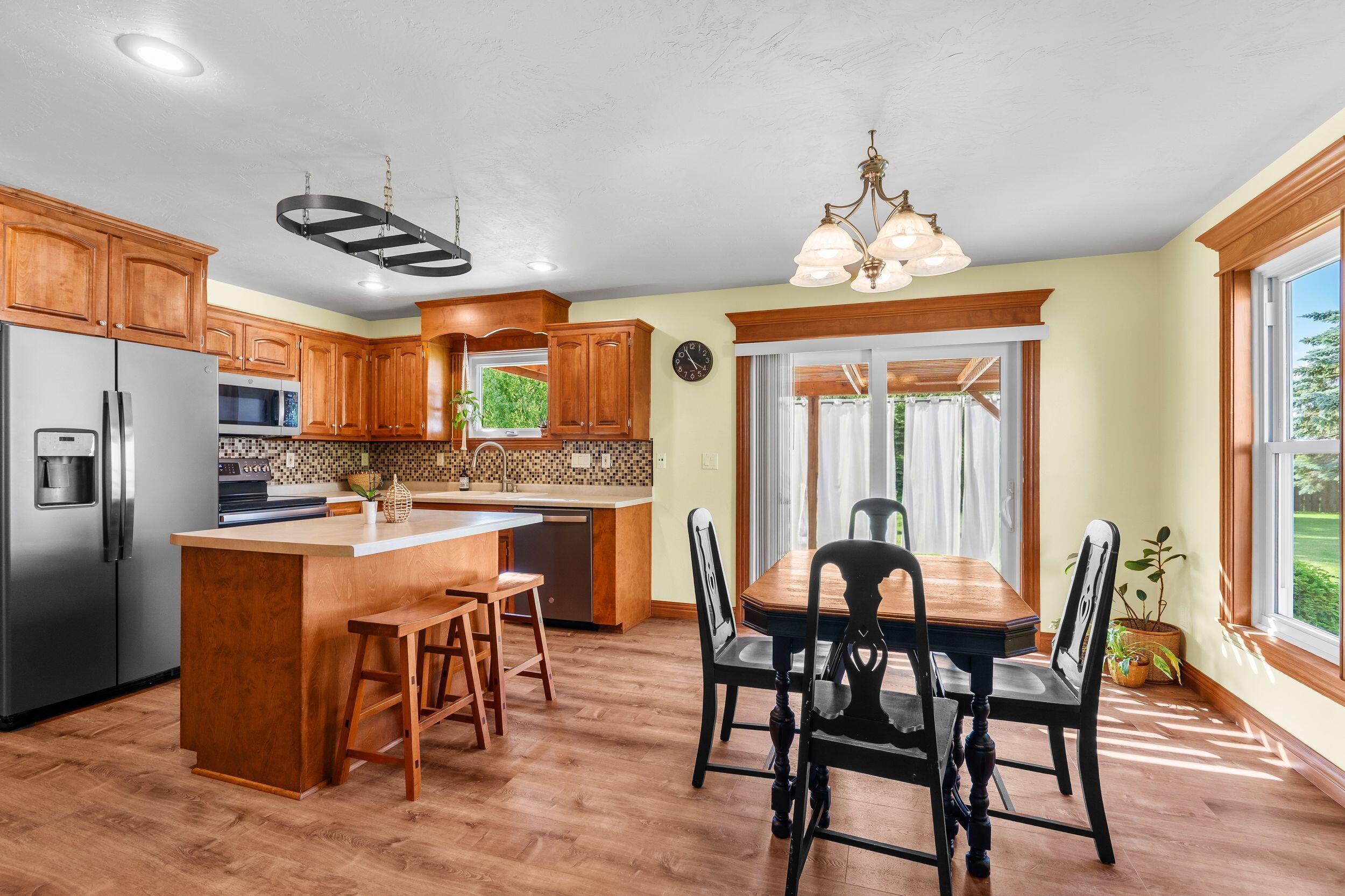 4501 North Stonebridge Court Appleton, WI 54913 - Photo 6 of 47 Kitchen/Dining Area