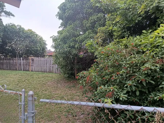 a view of a backyard