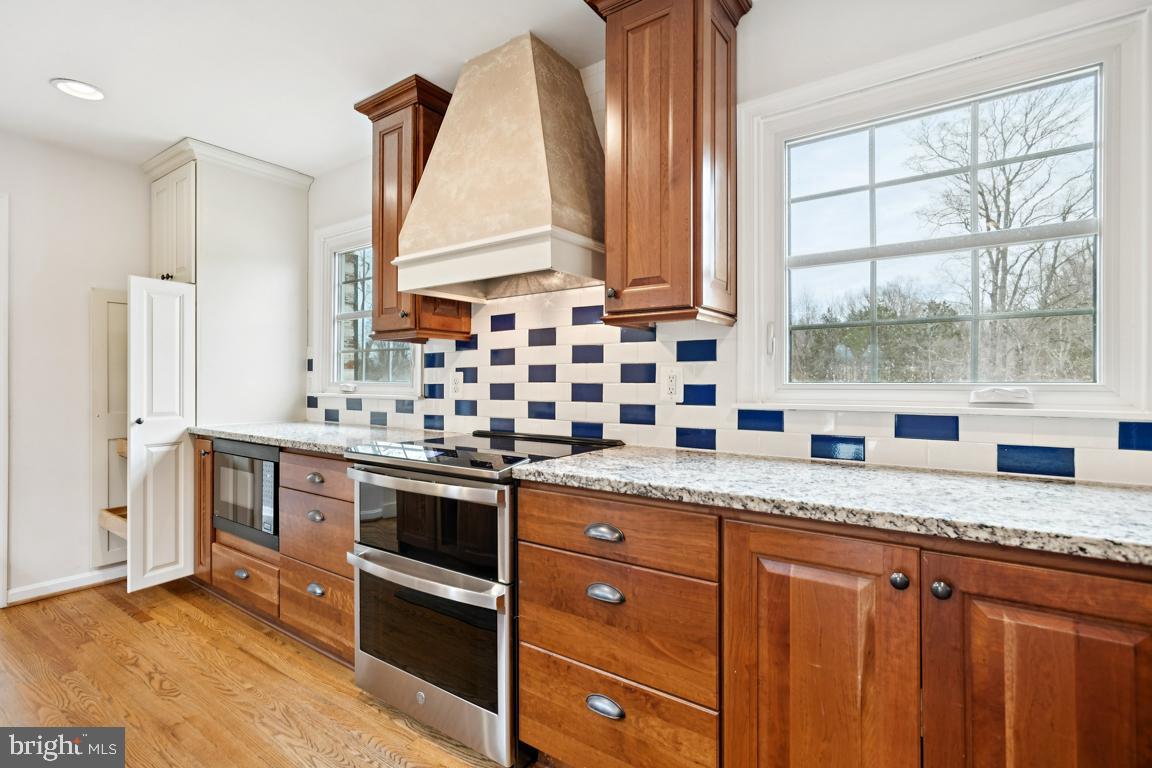9033 Old Waterloo Road Warrenton, VA 20186 - Photo 9 of 48 Kitchen with Upgraded Appliances and Custom Hood