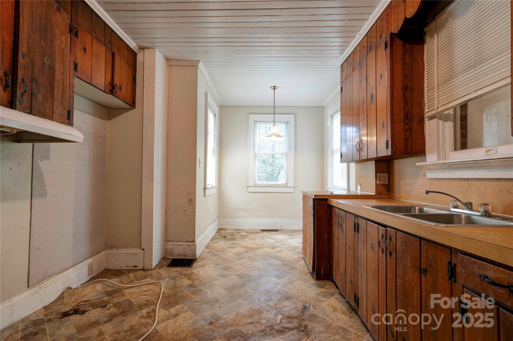 1521 Kings Road Shelby, NC 28150 - Photo 17 of 38 a view of a kitchen cabinets a sink and dishwasher