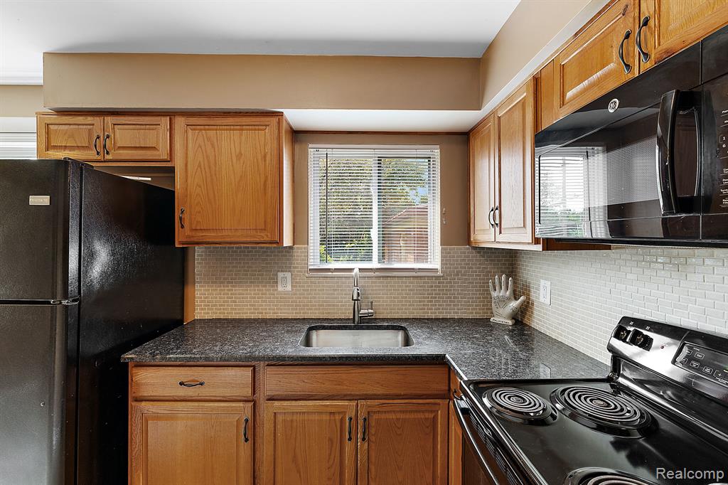 32001 Schoenherr Road Warren, MI 48088 - Photo 7 of 27
