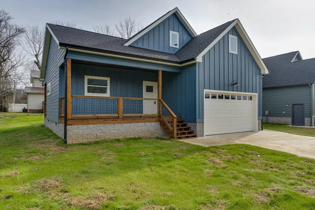a view of front of a house with a yard