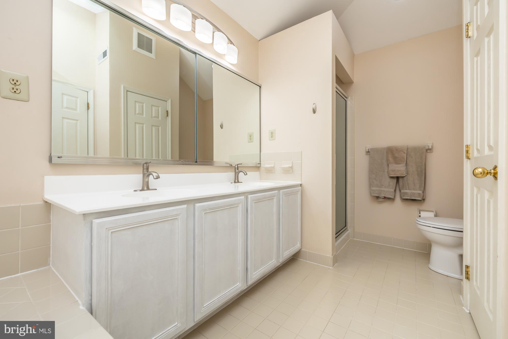 120 Statesman Road Chalfont, PA 18914 - Photo 25 of 38 Primary Ensuite