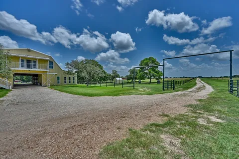 $1,250,000 | 3235 East 1-10 Frontage Road, Schulenburg, TX 78956