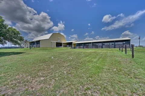 $1,250,000 | 3235 East 1-10 Frontage Road, Schulenburg, TX 78956