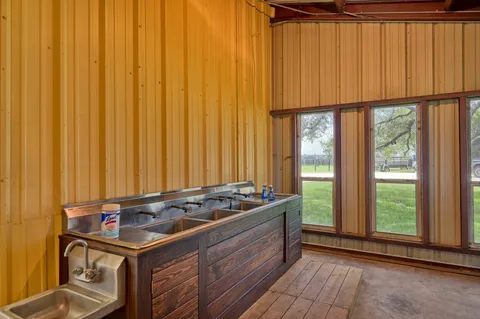 $1,250,000 | 3235 East 1-10 Frontage Road, Schulenburg, TX 78956