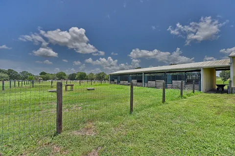 $1,250,000 | 3235 East 1-10 Frontage Road, Schulenburg, TX 78956