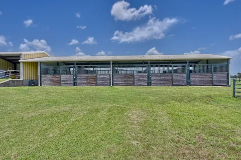 $1,250,000 | 3235 East 1-10 Frontage Road, Schulenburg, TX 78956