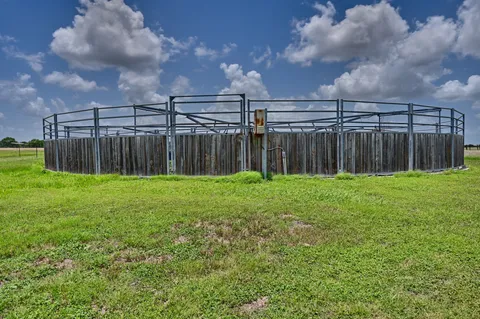 $1,250,000 | 3235 East 1-10 Frontage Road, Schulenburg, TX 78956