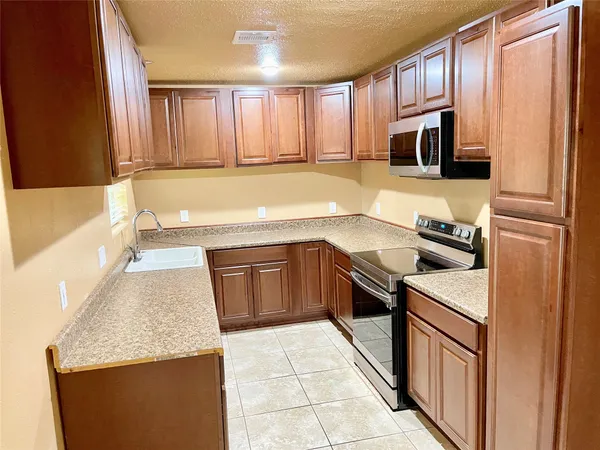 $1,950 | 8302 Coastway Lane, Houston, TX 77075