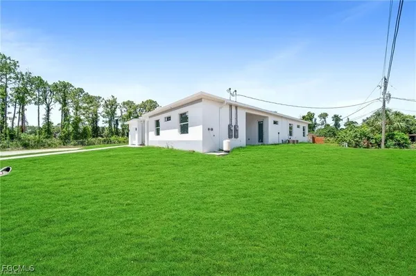 a view of a house with a yard