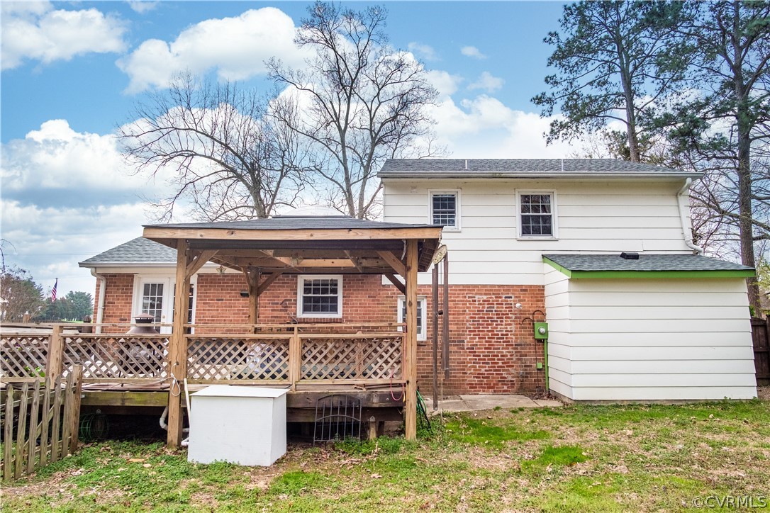 7466 Studley Road Mechanicsville, VA 23116 - Photo 4 of 34 a front view of a house with garden