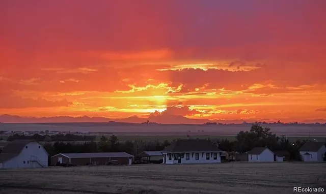 a view of residential houses with outdoor space