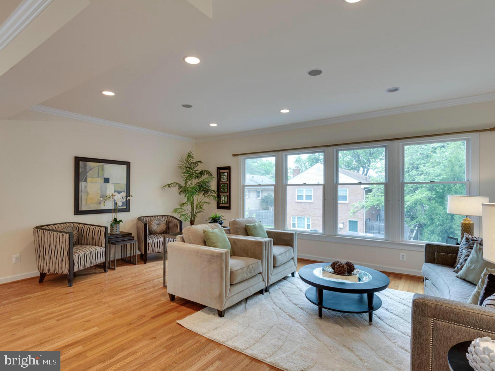1216 Summit Road McLean, VA 22101 - Photo 2 of 27 Living Room