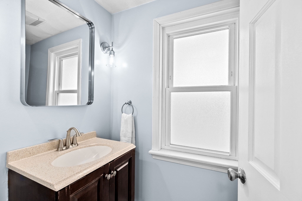 11 Marr Road Saugus, MA 01906 - Photo 4 of 41 Gallery Image 4
