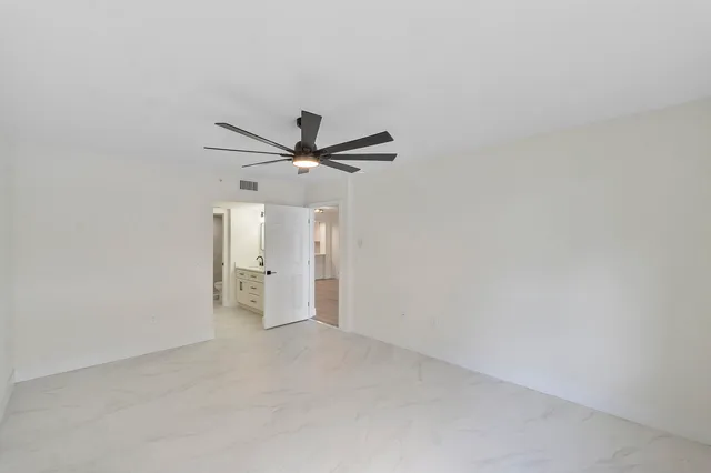 a view of a livingroom with a ceiling fan