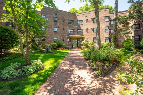 $378,000 | 50 Brompton Road, Unit 3H, Great Neck, NY 11021