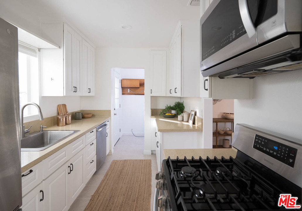 2621 Virginia Road Los Angeles, CA 90016 - Photo 11 of 26 Gallery Image 11
