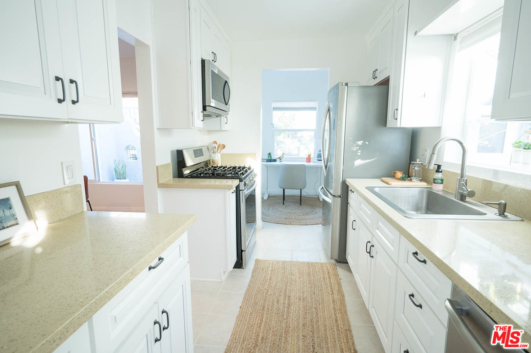 2621 Virginia Road Los Angeles, CA 90016 - Photo 12 of 26 Gallery Image 12