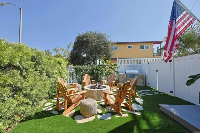 a view of a house with backyard and sitting area