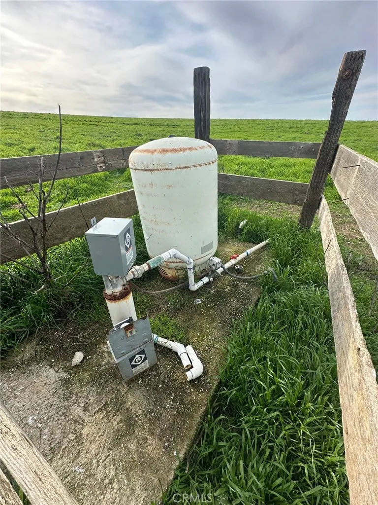1 Billy Wright Road Los Banos, CA 93635 - Photo 18 of 23 a view of a backyard with a sink