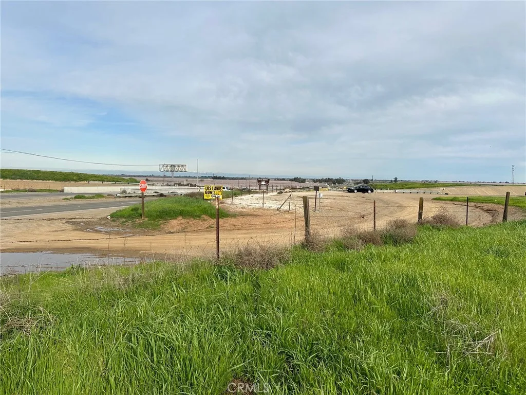1 Billy Wright Road Los Banos, CA 93635 - Photo 9 of 23 a view of a lake with houses in big room