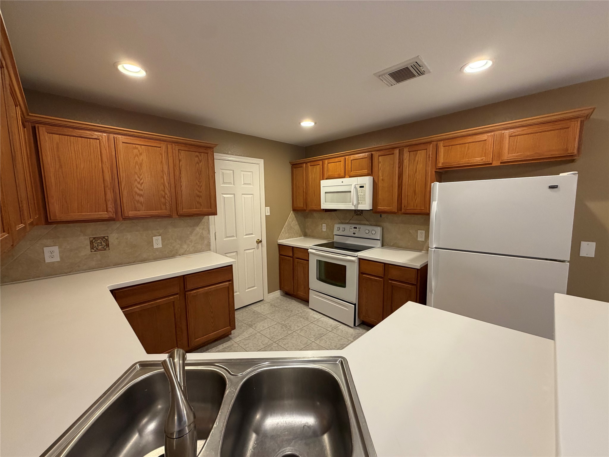 9110 Prairie Trails Drive Spring, TX 77379 - Photo 29 of 34 a kitchen with a refrigerator sink and stove
