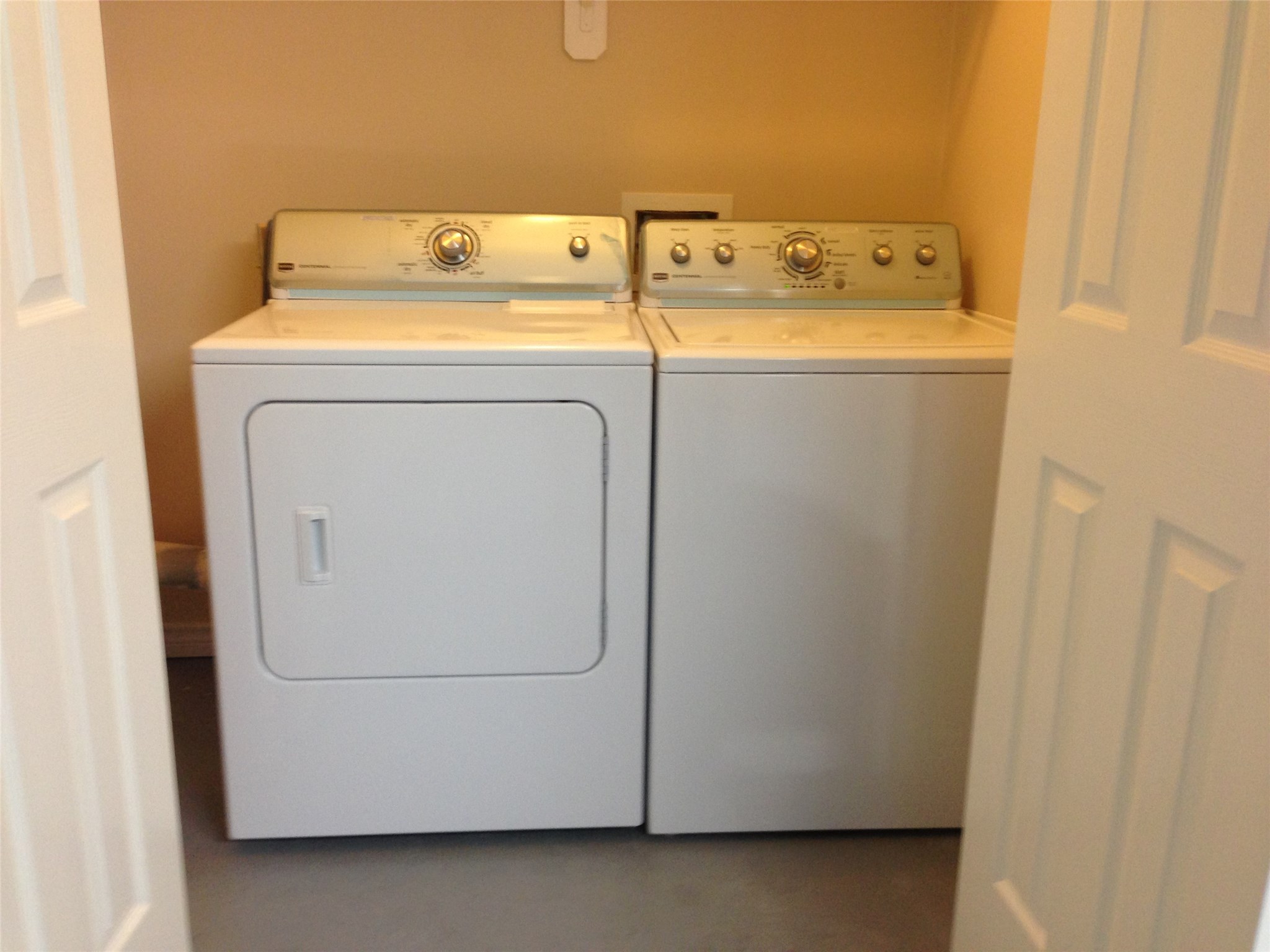 9110 Prairie Trails Drive Spring, TX 77379 - Photo 7 of 34 a utility room with dryer and washer
