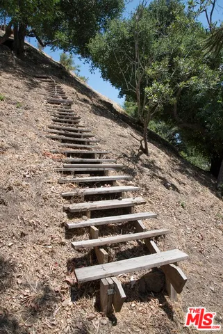 a view of entryway with yard