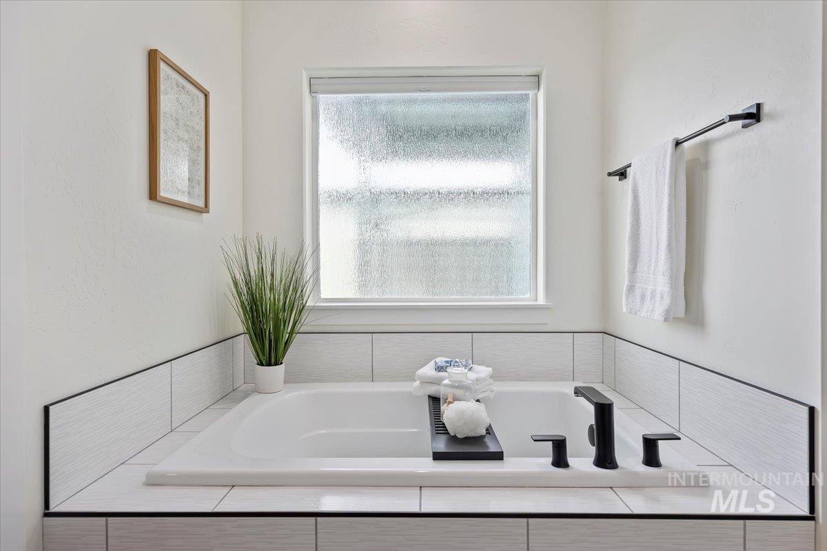 924 Trapper Peak Road Kimberly, ID 83341 - Photo 23 of 40 Full bathroom with a bath