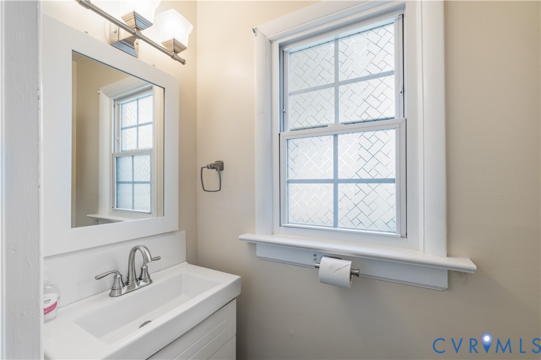 2809 Brampton Way North Chesterfield, VA 23234 - Photo 15 of 38 a bathroom with a sink vanity and a mirror
