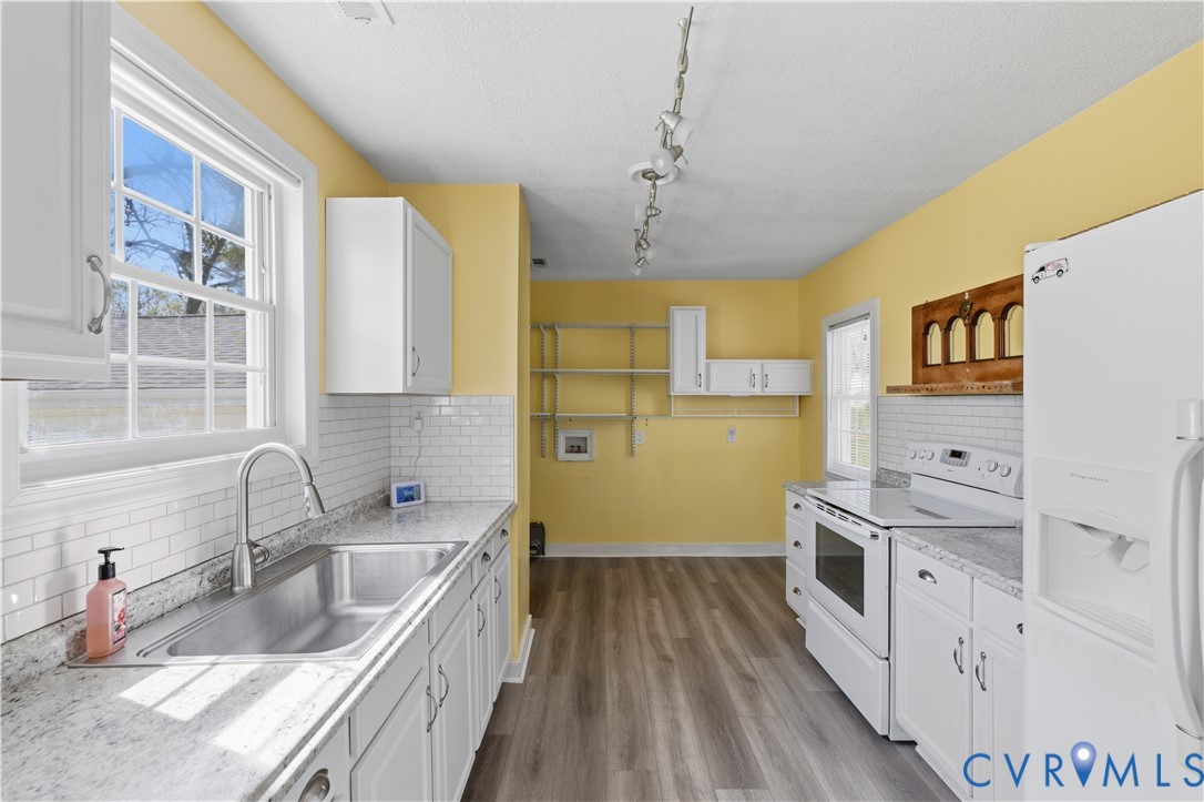 2809 Brampton Way North Chesterfield, VA 23234 - Photo 5 of 38 a kitchen with a sink stove and refrigerator