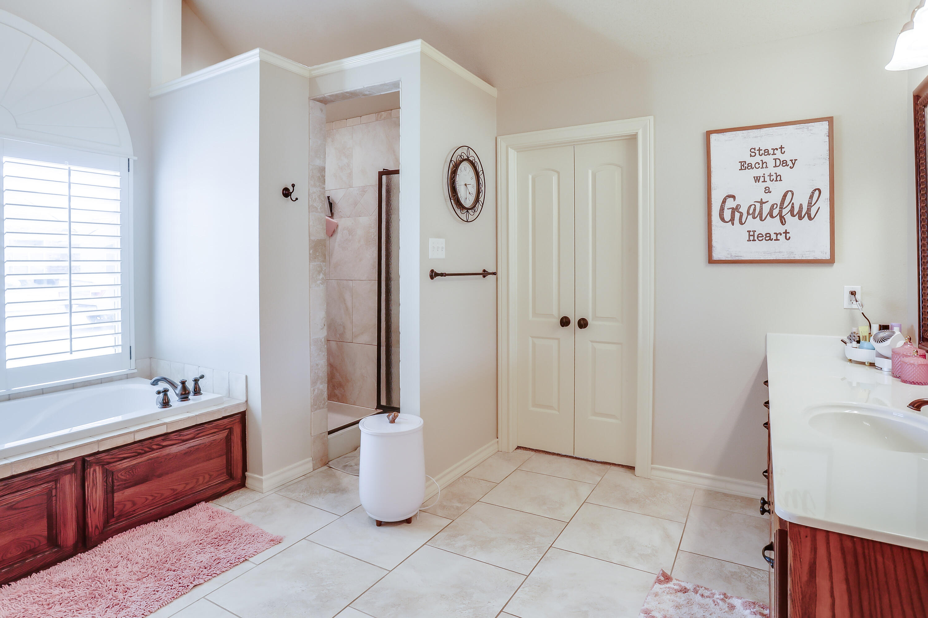3804 103rd Street Lubbock, TX 79423 - Photo 13 of 32 a spacious bathroom with a tub and sink